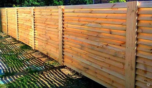 Забор доска строганная на деревянных столбах 