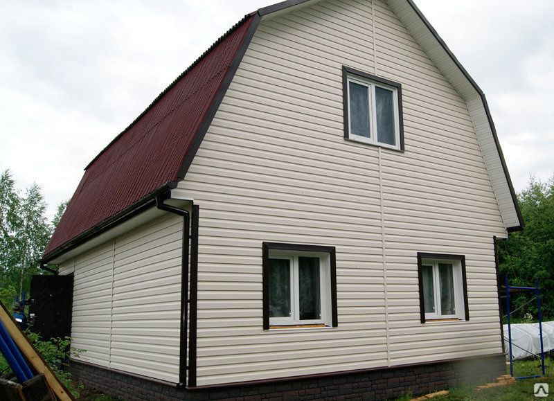 Дома под сайдингом фото с коричневой крышей