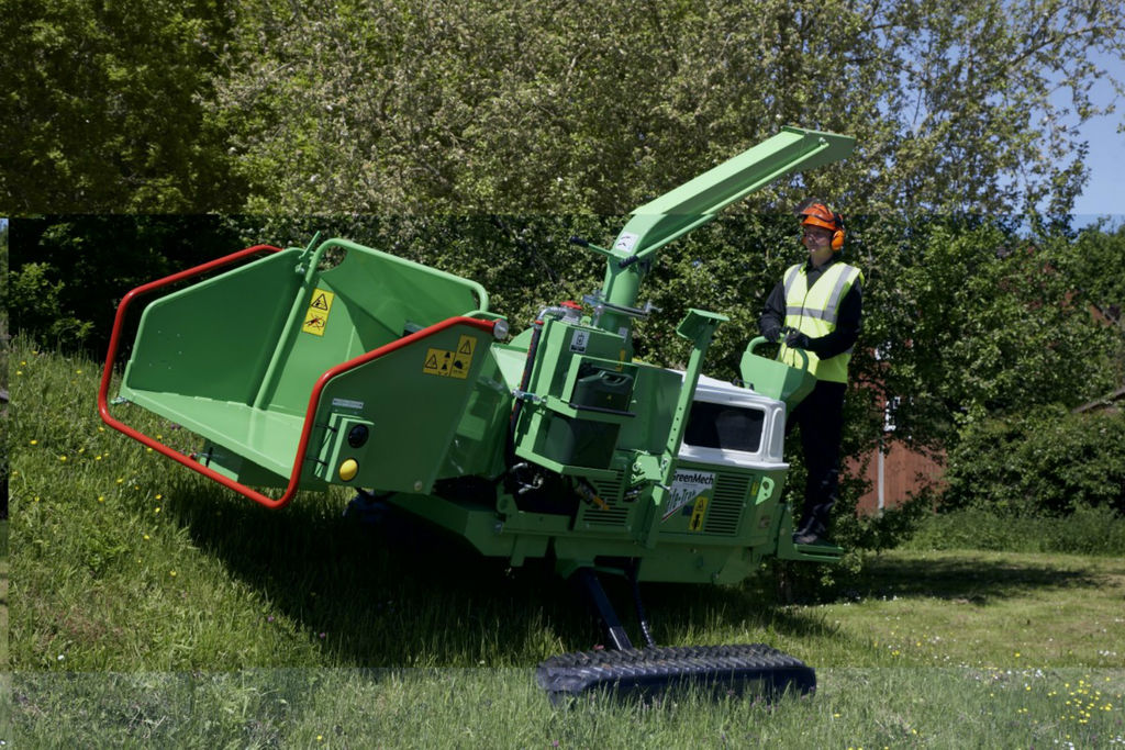 Самоходная дробилка. Измельчитель веток Greenmech. Измельчитель древесины Greenmech гусеничный. Измельчитель Greenmech safe Trak. Измельчитель деревьев Green Mech.